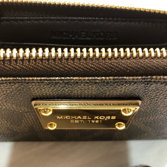 Micheal Kors Wallet Wristlet - Picture 5 of 13